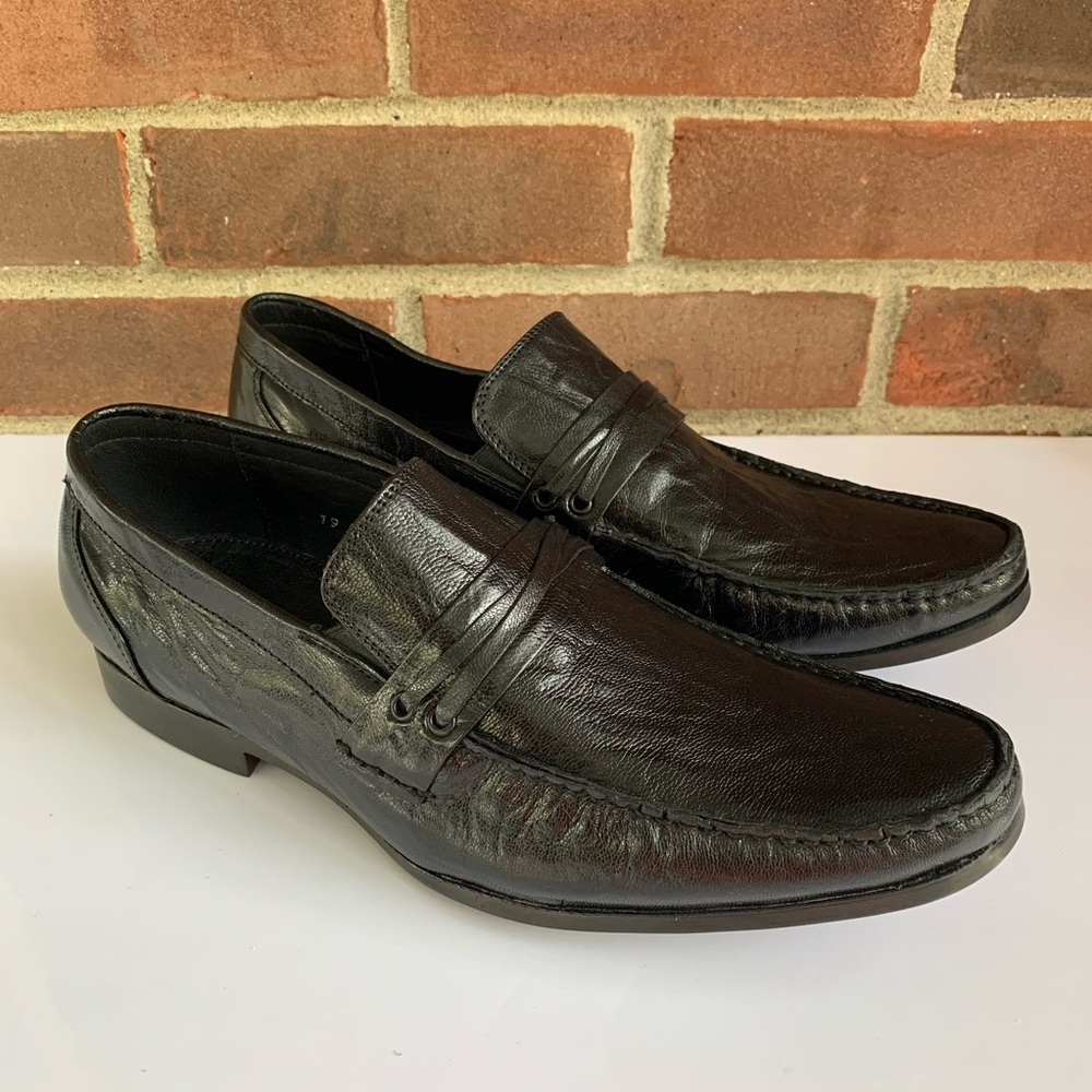 Like new Metro black leather slip on loafers